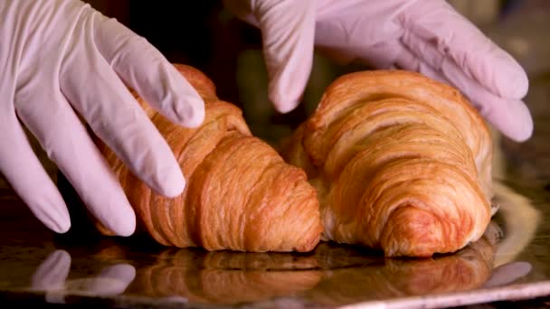Mãos Luvas Brancas Estéreis Tomar Dois Croissants Prato Mármore Delicioso — Vídeo de Stock
