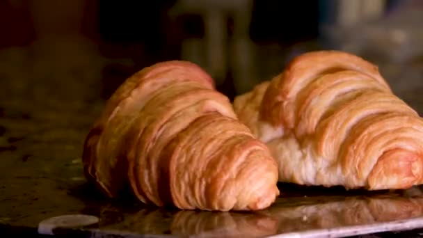 Croissant Caindo Superfície Preta Câmera Lenta Imagens Alta Qualidade — Vídeo de Stock