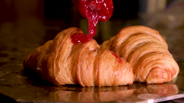 Sok Málnadzsemet Öntve Croissant Két Finom Friss Croissant Fekszik Porcelán — Stock videók