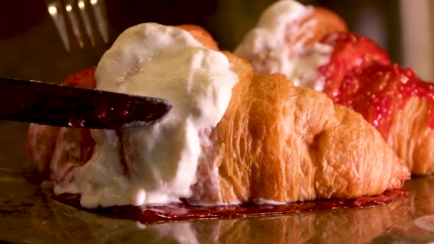 Šíření Šlehačka Nožem Přes Croissant Malinovou Marmeládou Chutné Chutné Porce — Stock video