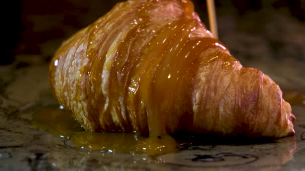Verser Croissant Avec Sirop Caramel Restaurant Sombre Servant Sur Plaque — Video