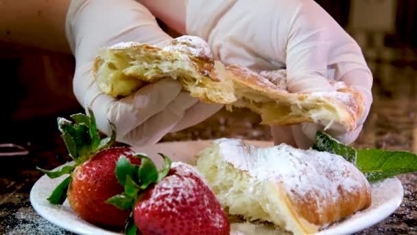 Behandschuhte Hände Brechen Frische Croissants Porös Köstliche Struktur Erdbeer Minzteller — Stockvideo