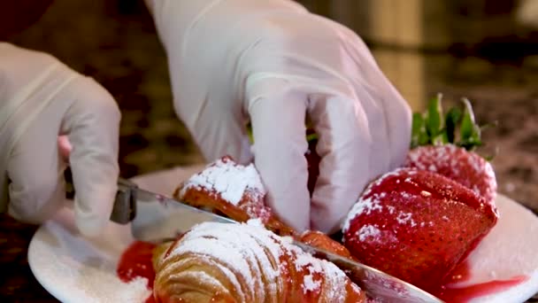 Chef Coupe Délicieux Croissant Frais Avec Couteau Sur Une Assiette — Video