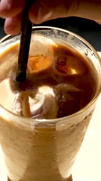 Creme Leite Derramado Café Gelado Café Bebida Fria Com Gelo — Vídeo de Stock