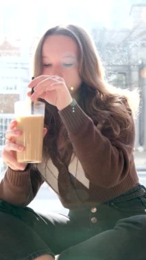 Mutlu bir kadının samanla smoothie içerken, kameraya bakarken, yavaş çekimde. Yüksek kaliteli FullHD görüntüler