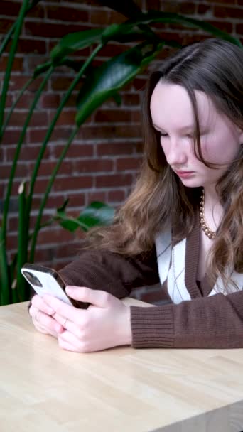 Kapalı Bir Kadını Telefonunda Mesaj Yazıyor Genç Kız Telefonda Ağır — Stok video