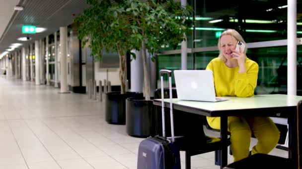 Airport Terminal Woman Waits Flight Usa Smartphone Recebe Notícias Chocantemente — Vídeo de Stock
