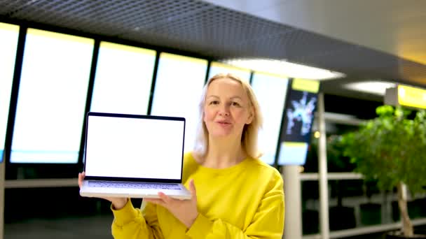Eine Frau Hält Ein Digitales Tablet Mit Grünem Bildschirm Der — Stockvideo