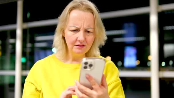 空港で飛行機を待っている間 携帯電話で話している悲しい女性が心配しています 高品質4K映像 — ストック動画