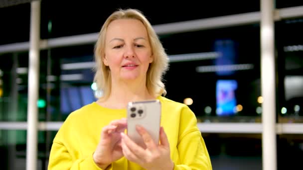 Tren Istasyonunda Cep Telefonu Kullanan Güzel Bir Kadın Letişim Konsepti — Stok video