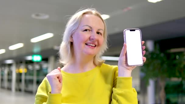 Yeşil Ekran Cep Telefonunu Kameraya Doğrultmuş Bir Kadın Ekranı Onun — Stok video