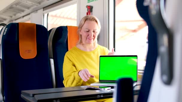 Γυναίκα Στο Τρένο Intercity Διαφημίζει Νέο Προϊόν Στο Φορητό Υπολογιστή — Αρχείο Βίντεο