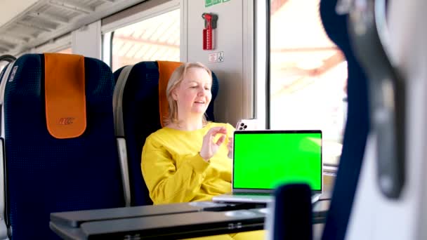 Mulher Trem Intercity Anuncia Novo Produto Laptop Ela Está Falando — Vídeo de Stock