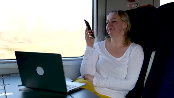 電車の中のノートパソコンでビデオ通話中の女性 ビジネスの女性はどこでも働く 高品質4K映像 — ストック動画
