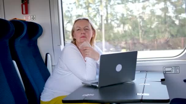 Widok Przodu Biały Kobieta Biznes Twórczy Pracujący Dorywczo Nowoczesne Biuro — Wideo stockowe