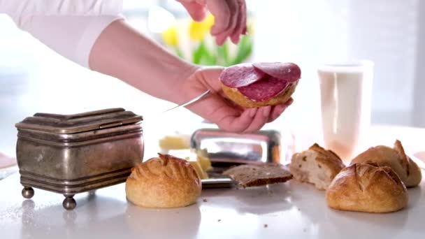 火腿在种子面包和沙拉上切碎 优质Fullhd影片 — 图库视频影像