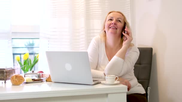 Femme Affaires Parlant Téléphone Tout Travaillant Bureau Une Femme Avec — Video