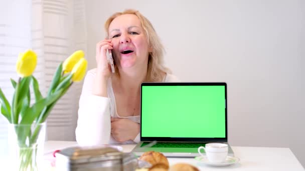 Smilende Ung Kvinde Iført Headset Foretage Opkald Foran Skærmen Green – Stock-video