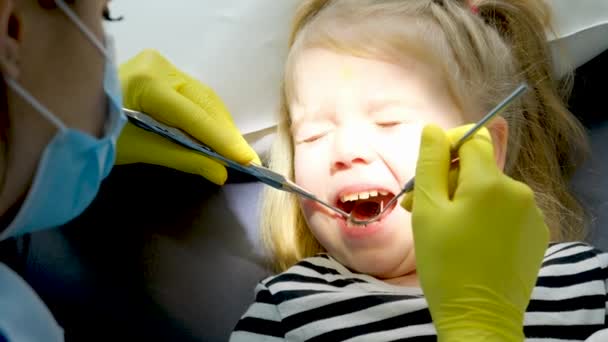 Ingår Tandläkaren Som Undersöker Barntänder Tandläkarmottagningen Högkvalitativt Foto — Stockvideo
