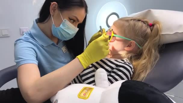 Parte Ortodontista Examina Dentes Crianças Consultório Odontológico Foto Alta Qualidade — Vídeo de Stock