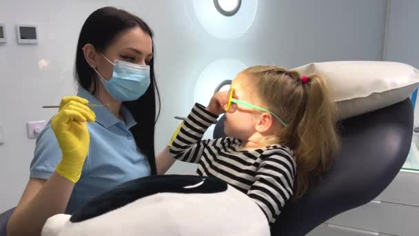 Dziewczyna Gabinecie Dentystycznym Nowe Badania Zębów Leczenie Ubytków Wysokiej Jakości — Wideo stockowe