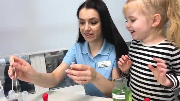 Young Woman Mixing Liquids Test Tube Multiethnic Children Watching Learning — Stock Video