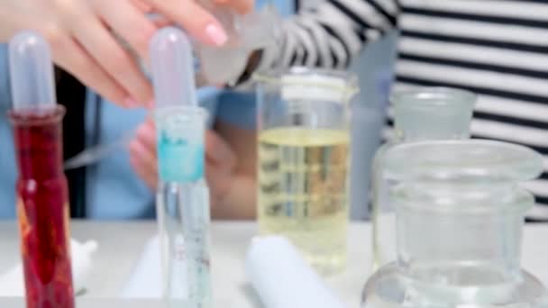 Junge Frau Mischt Flüssigkeiten Reagenzglas Mit Multiethnischen Kindern Die Zusehen — Stockvideo