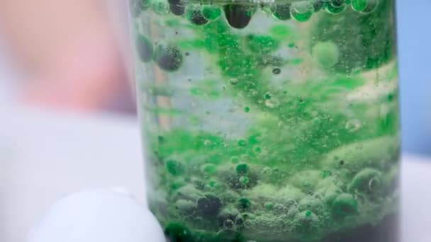 Лоток Полный Пробирки Заполнен Зеленой Жидкостью Высококачественные Кадры — стоковое видео