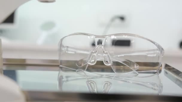 Skyddande Röda Glasögon Inte Skydd Kosmetologi Tandvård Laser Hårborttagning Tandblekning — Stockvideo