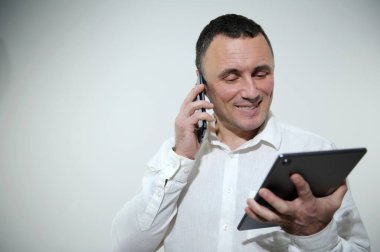 Alanımın efendisi. Dijital tabletini kullanan genç bir iş adamının fotoğrafı. Yüksek kalite fotoğraf