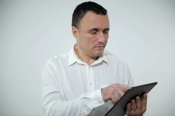 Fröhlich Kaukasischen Jungen Mann Student Freelancer Mit Digitalem Tablet Für — Stockfoto