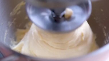 Ekmek yoğurma makinesi ekmek üretmek için yoğurucuyu vuruyor. Yüksek kaliteli FullHD görüntüler
