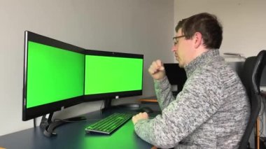 Beyaz tenli gözlüklü genç işadamı sunumunu akıllı bir kurula sunuyor. Ofis sunumunda Avrupalı bir işadamı var. Yüksek kalite fotoğraf