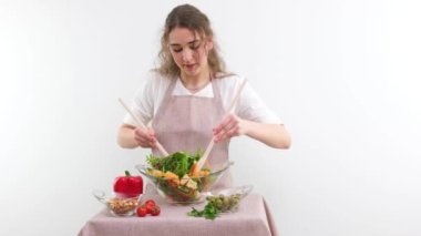 Ahşap kaşıkla karıştırılmış kadın elleri sebzeler taze lezzetli salata, tanınmayan anne ve kız vejetaryenler kırmızı biber yeşili yapraklarla yemek tabağı hazırlıyorlar.