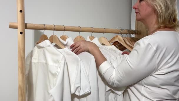 白色华夫饼棉织物 用白色压花材料制成的华夫织物质地的浴衣 高质量的照片 — 图库视频影像