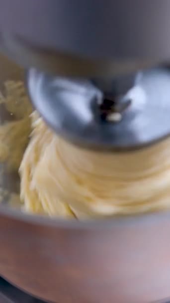 Maszyna Ugniatania Chleba Strzelanie Ugniatacza Akcji Produkcji Chleba Wysokiej Jakości — Wideo stockowe