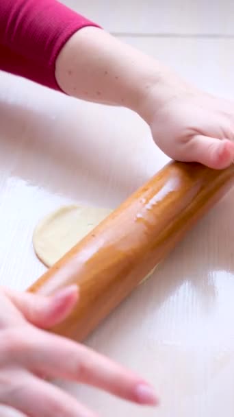 Kobieta Ugniata Ciasto Rękami Stole Domu Szef Kuchni Przygotowuje Ciasto — Wideo stockowe