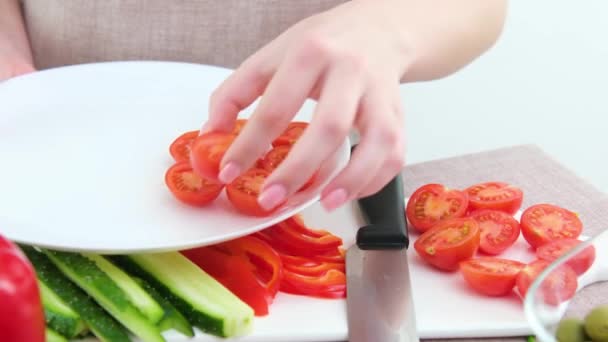 女人切樱桃西红柿做沙拉 雌性手在木板上慢慢切樱桃西红柿 高质量的4K镜头 — 图库视频影像
