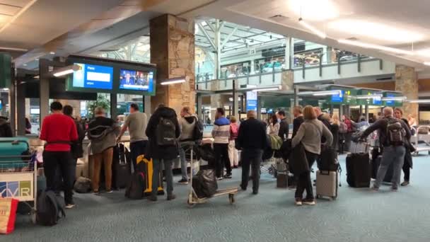 Аэропорт Люди Защитных Масках Багажом Стоя Очереди Стойкам Регистрации Сохраняя — стоковое видео