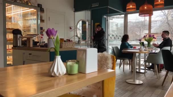 Кафе Люди Тюльпаны Пару Неузнаваемых Людей Сидящих Заднем Плане Любовных — стоковое видео