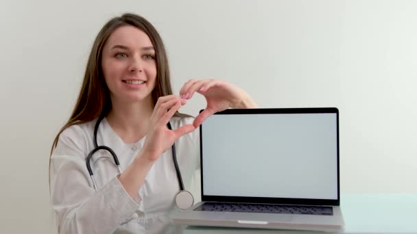 Médica Indiana Usar Casaco Branco Digitando Usando Computador Portátil Simular — Vídeo de Stock