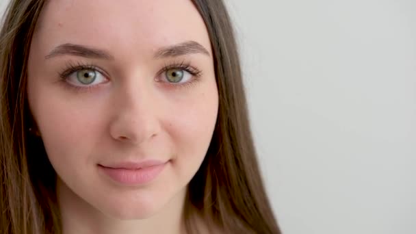 Jonge Vrouw Professionele Ondernemer Kantoorkleding Glimlachend Zelfverzekerd Witte Achtergrond Wees — Stockvideo