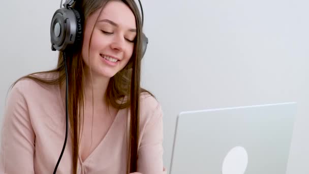Veselý Běloška Sluchátkách Line Video Hovor Notebooku Sedí Židli Millennial — Stock video