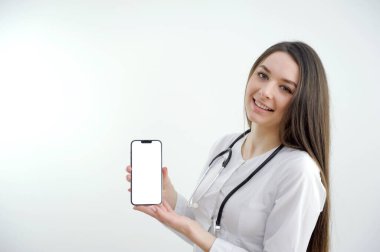 Deneyimli emekli kadın enfeksiyonu uzmanı portresi tablet Corona virüsü pnömoni aşısı gri arkaplan üzerine izole edilmiş beyaz önlük giyer. Yüksek kalite fotoğraf