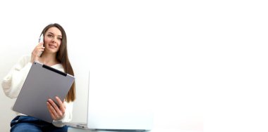 Muhasebedeki Kadın Muhasebeci, muhasebe için hesap makinesi kullanıyor. Hesap makinesinde mali evrakları olan genç bir kadın çalışıyor. Vergi makbuzlarını internet üzerinden ödemeden önce, Millennial Planlama