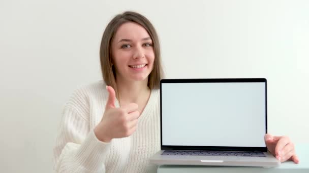 Lachende Vrouwelijke Student Draagt Draadloze Koptelefoon Online Studeren Met Skype — Stockvideo