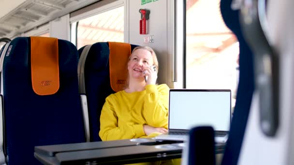 Kobieta Pociągu Intercity Reklamuje Nowy Produkt Laptopie Ona Mówi Przez — Wideo stockowe