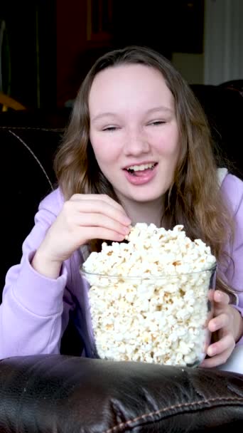 Joven Hermosa Chica Viendo Una Película Comer Palomitas Maíz Riendo — Vídeo de stock