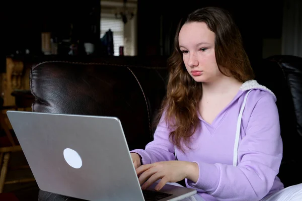 Spaanse Latijnse Meisje College Student Met Behulp Van Laptop Computer — Stockfoto