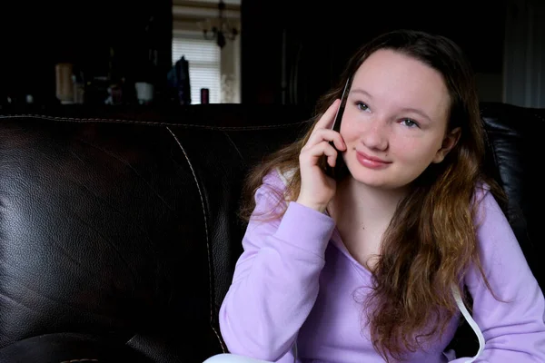Улыбающаяся Девушка Подросток Расслабляется Сидит Дома Диване Помощью Мобильного Телефона — стоковое фото